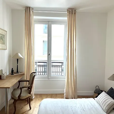 Charming Moulin Rouge Apartman